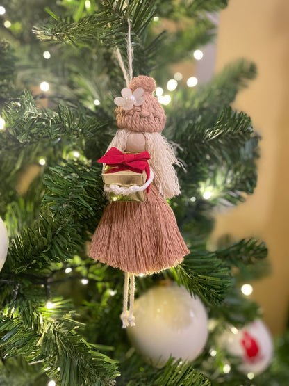 Macramé doll with gift