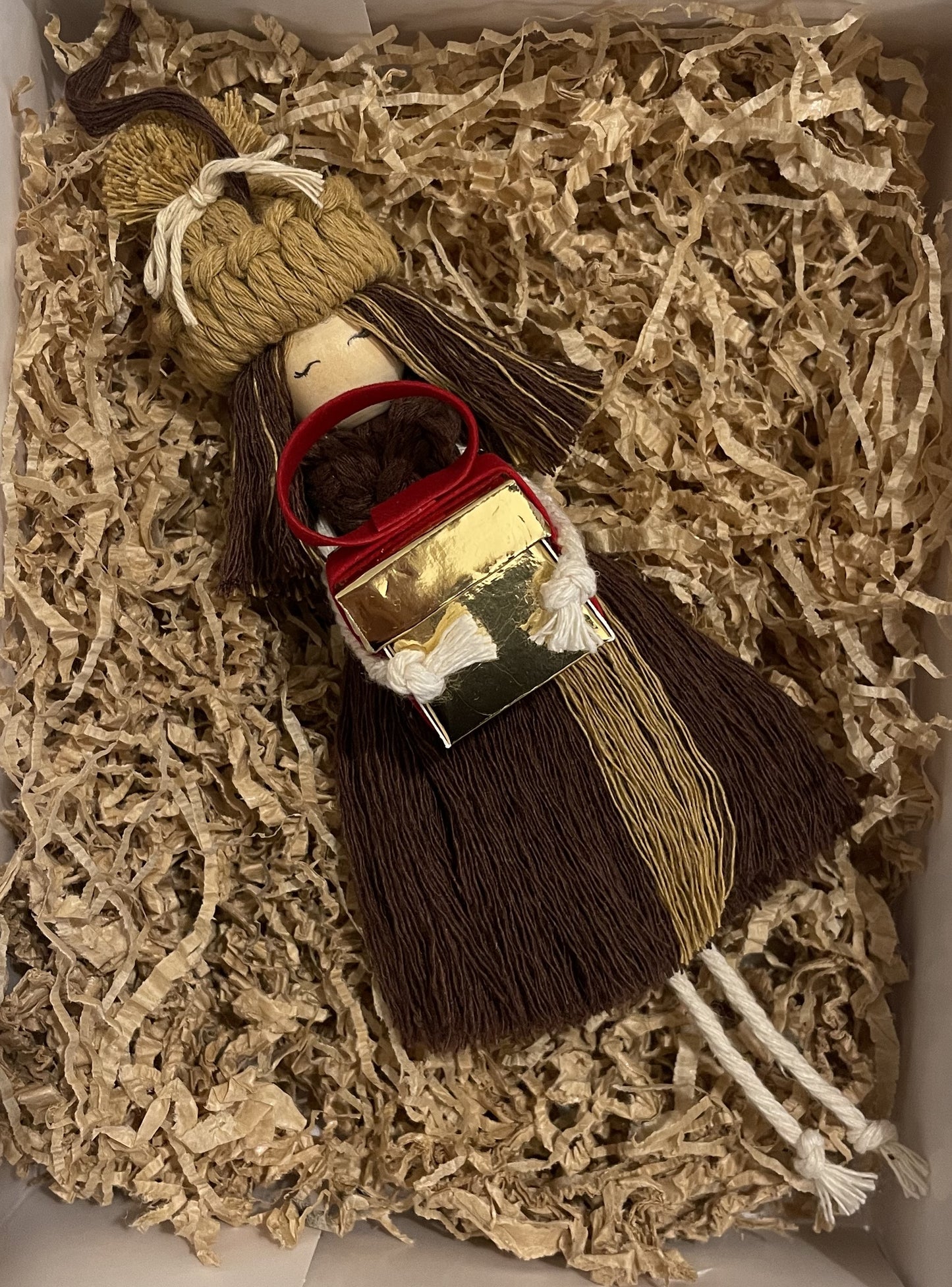 Macramé doll with gift