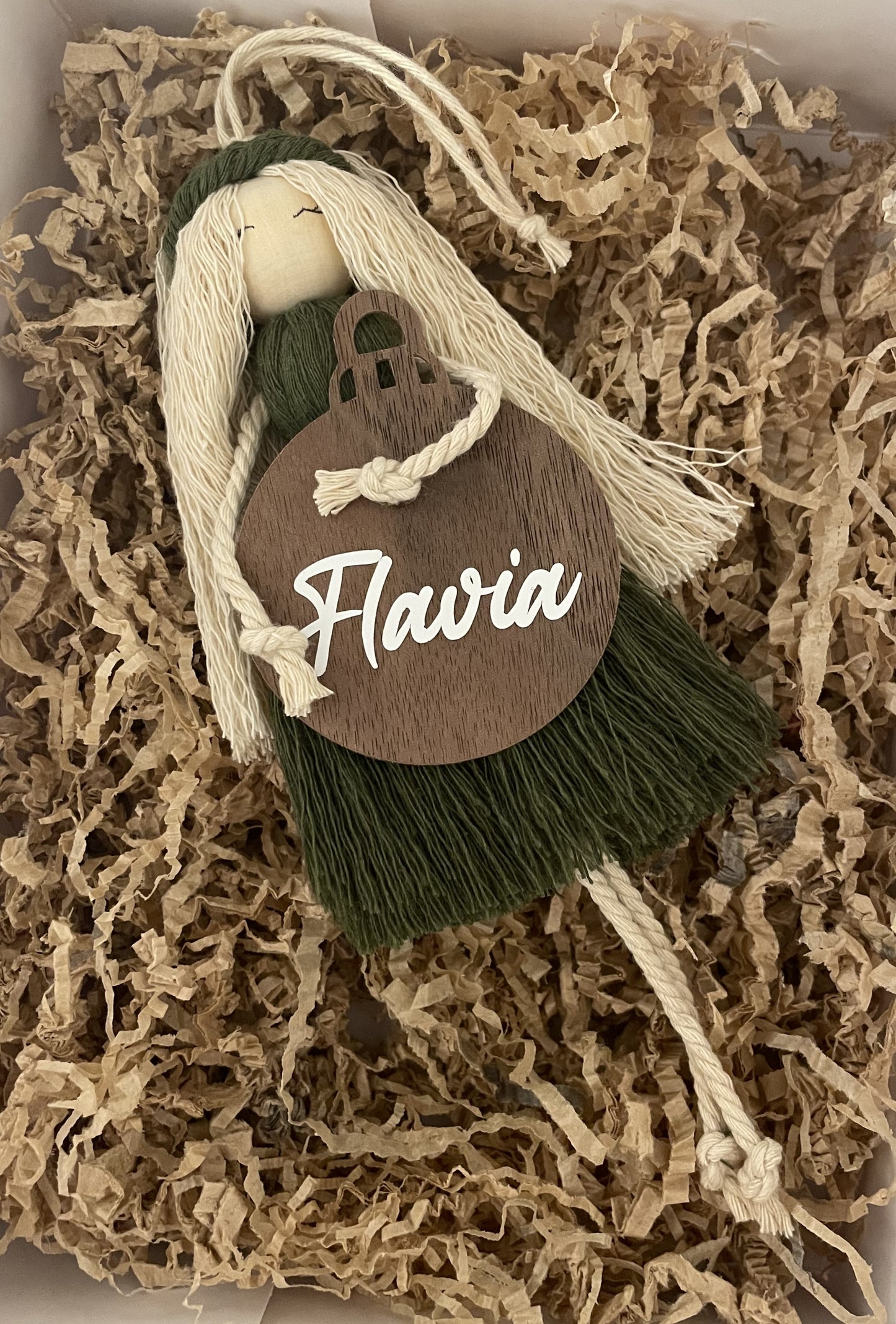 Muñeco macramé con bola de madera