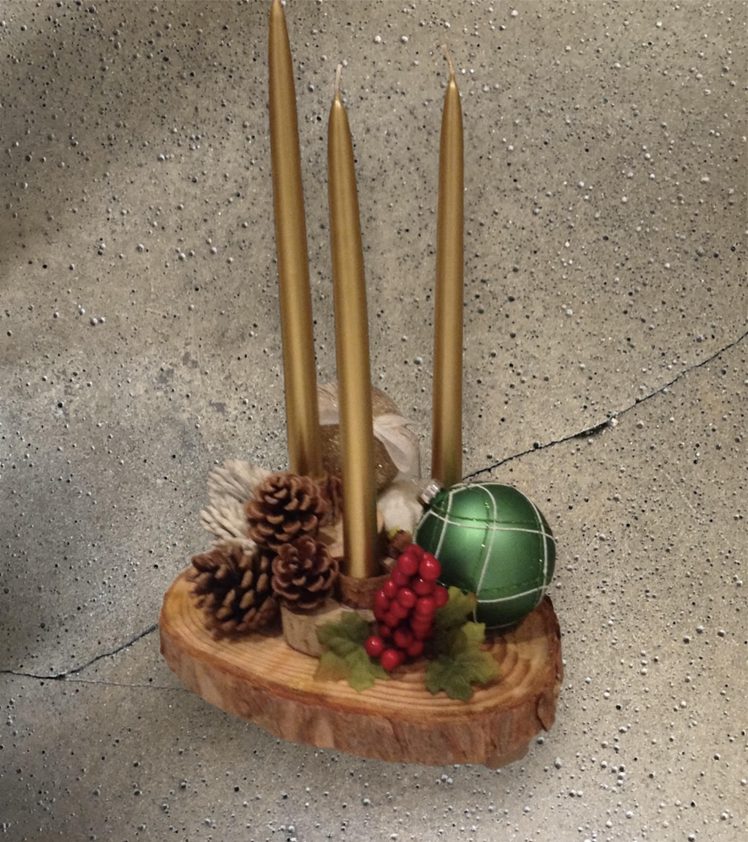 ﻿Centrotavola natalizio realizzato su ceppo