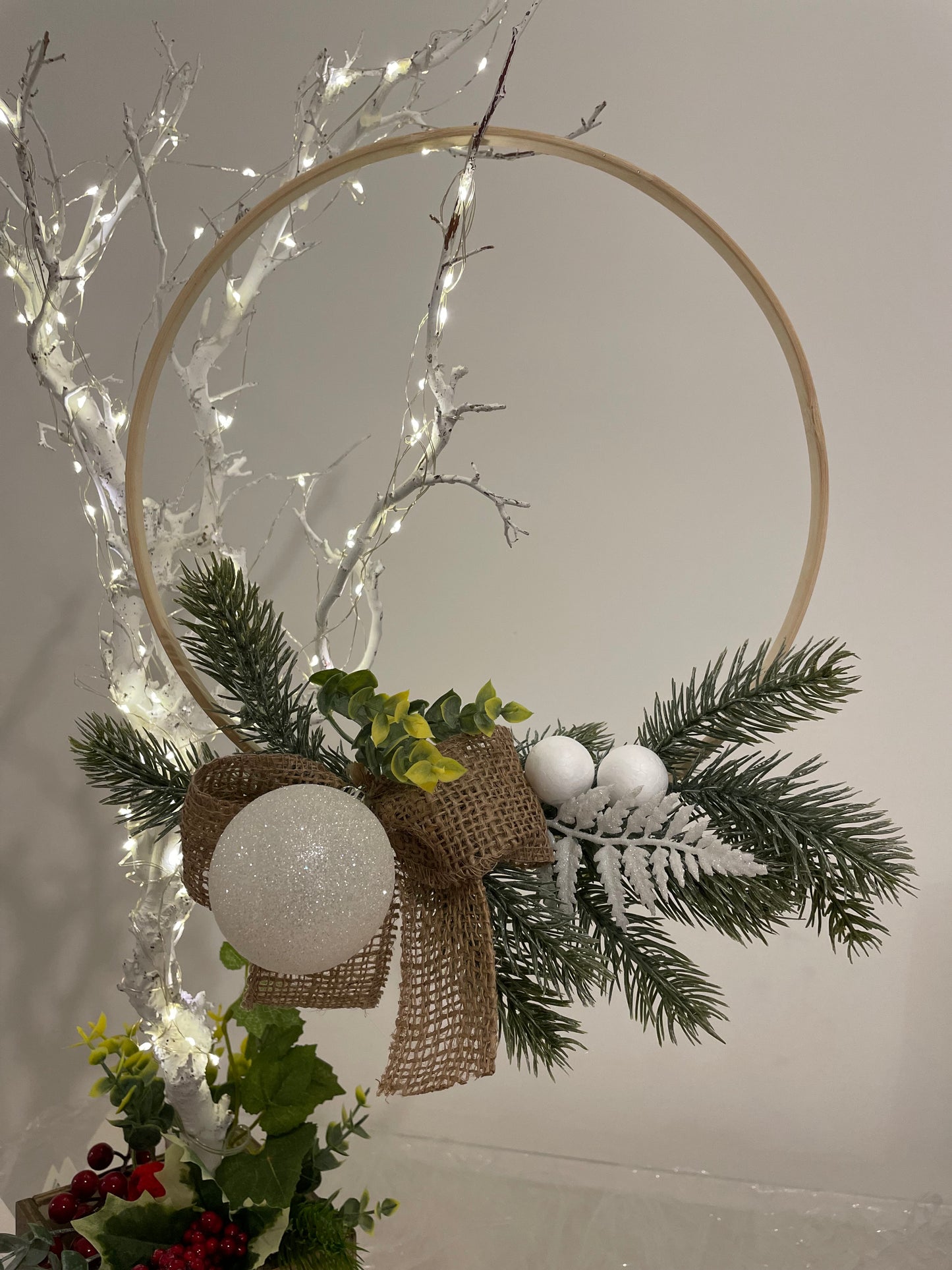 Christmas tree decoration with circle and leaves