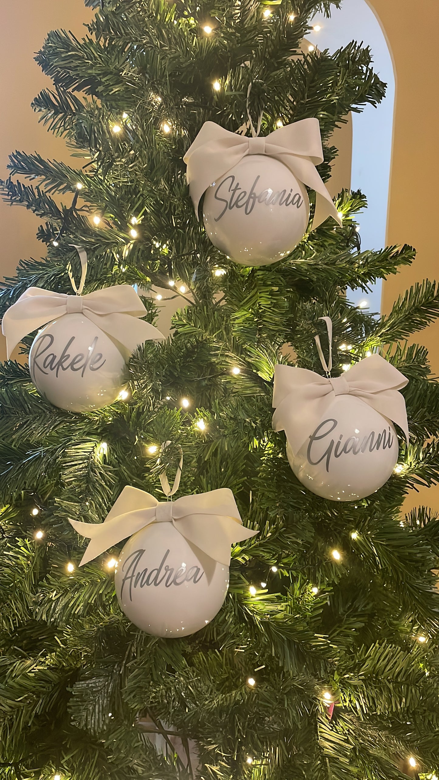 Bola de Navidad de cristal de colores con nombre.