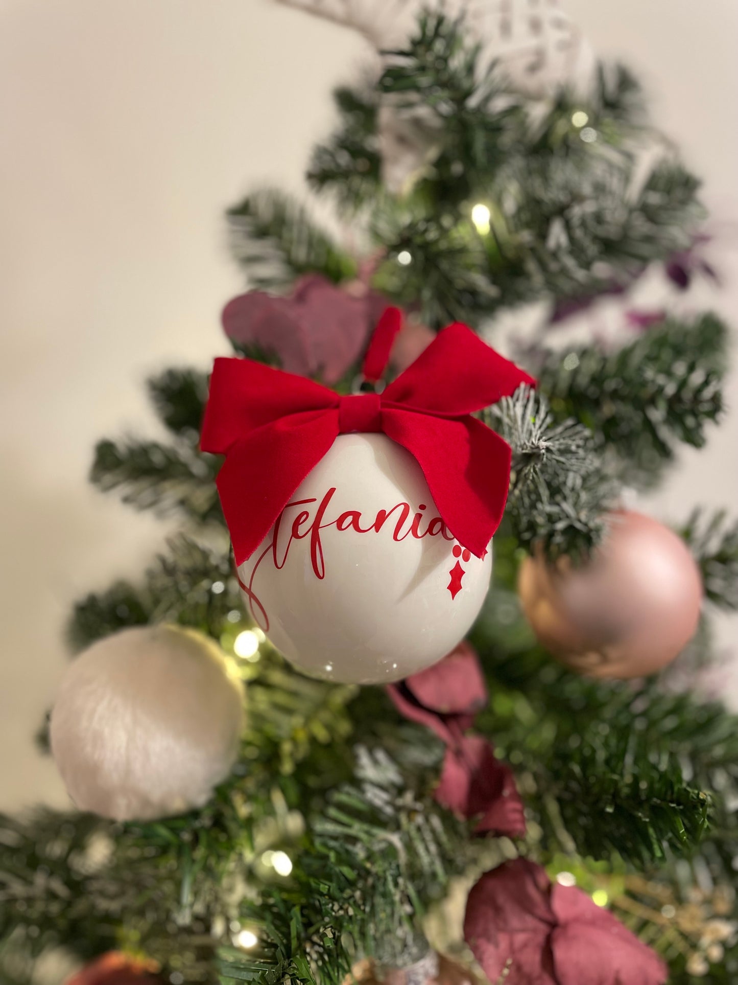 Bola de Navidad de cristal de colores con nombre.