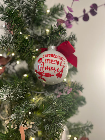 Bola de Navidad de cristal de colores con diseño.