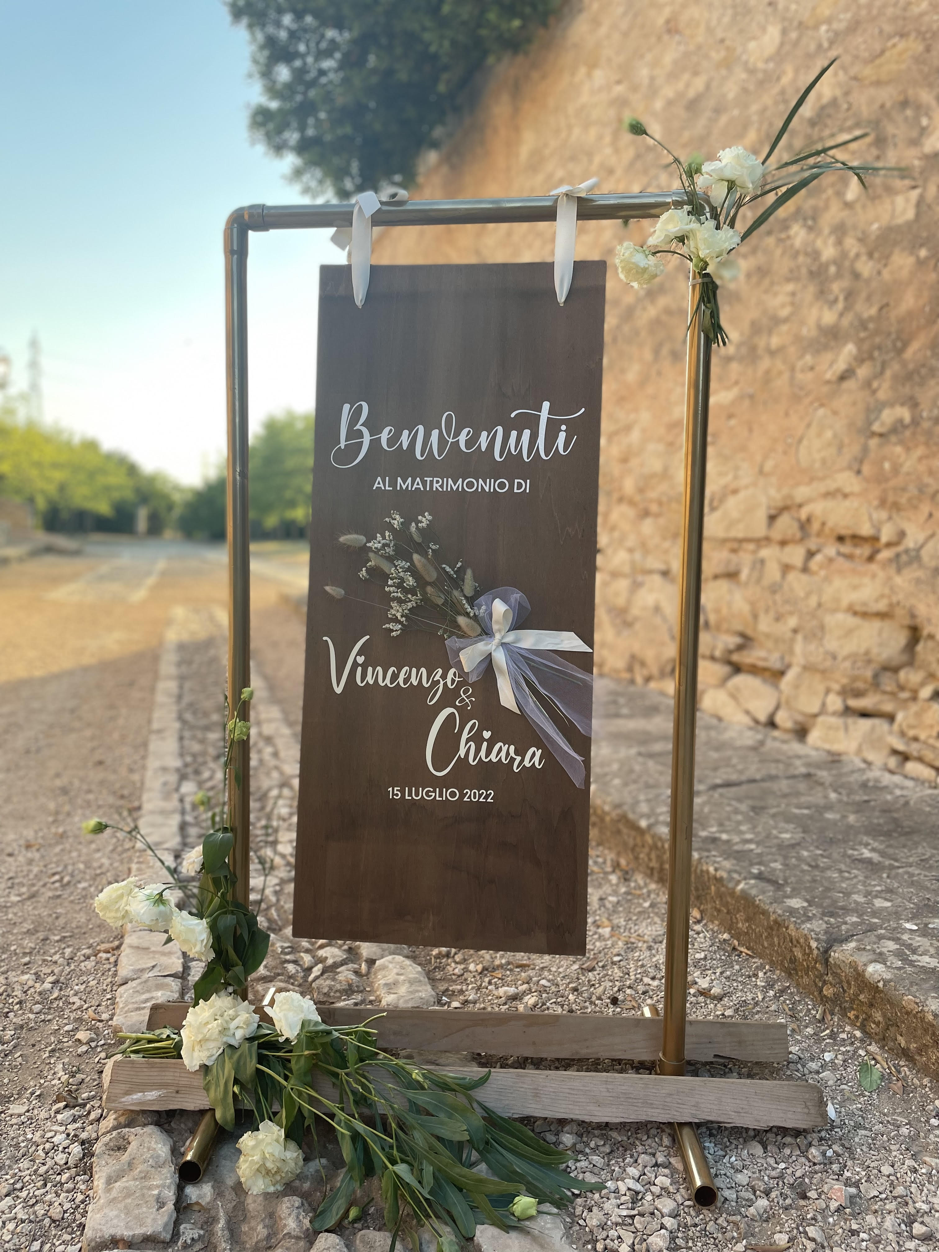 Pannello di benvenuto in legno lavorato da sospensione