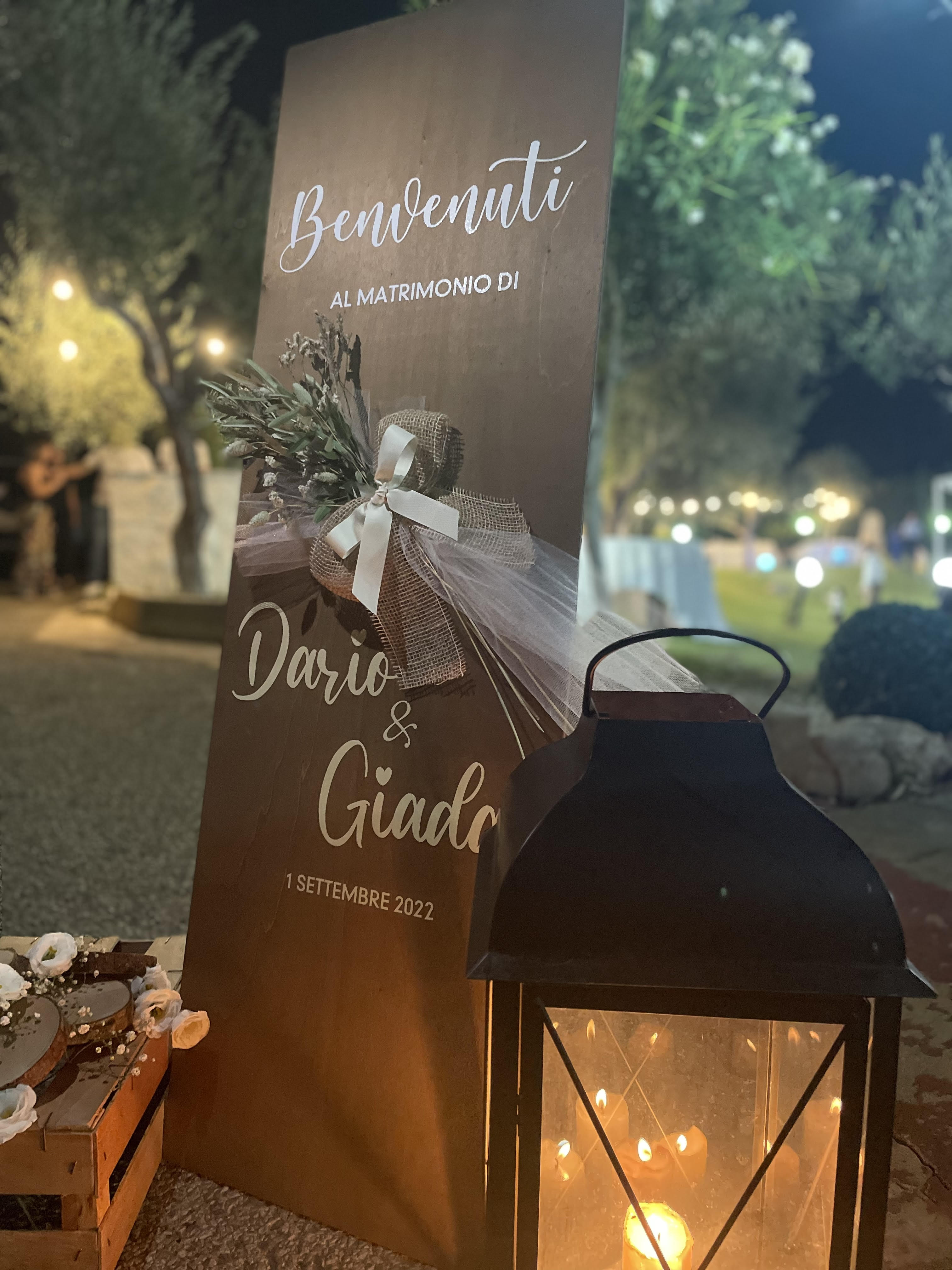 Pannello di benvenuto in legno lavorato  da appoggio a terra