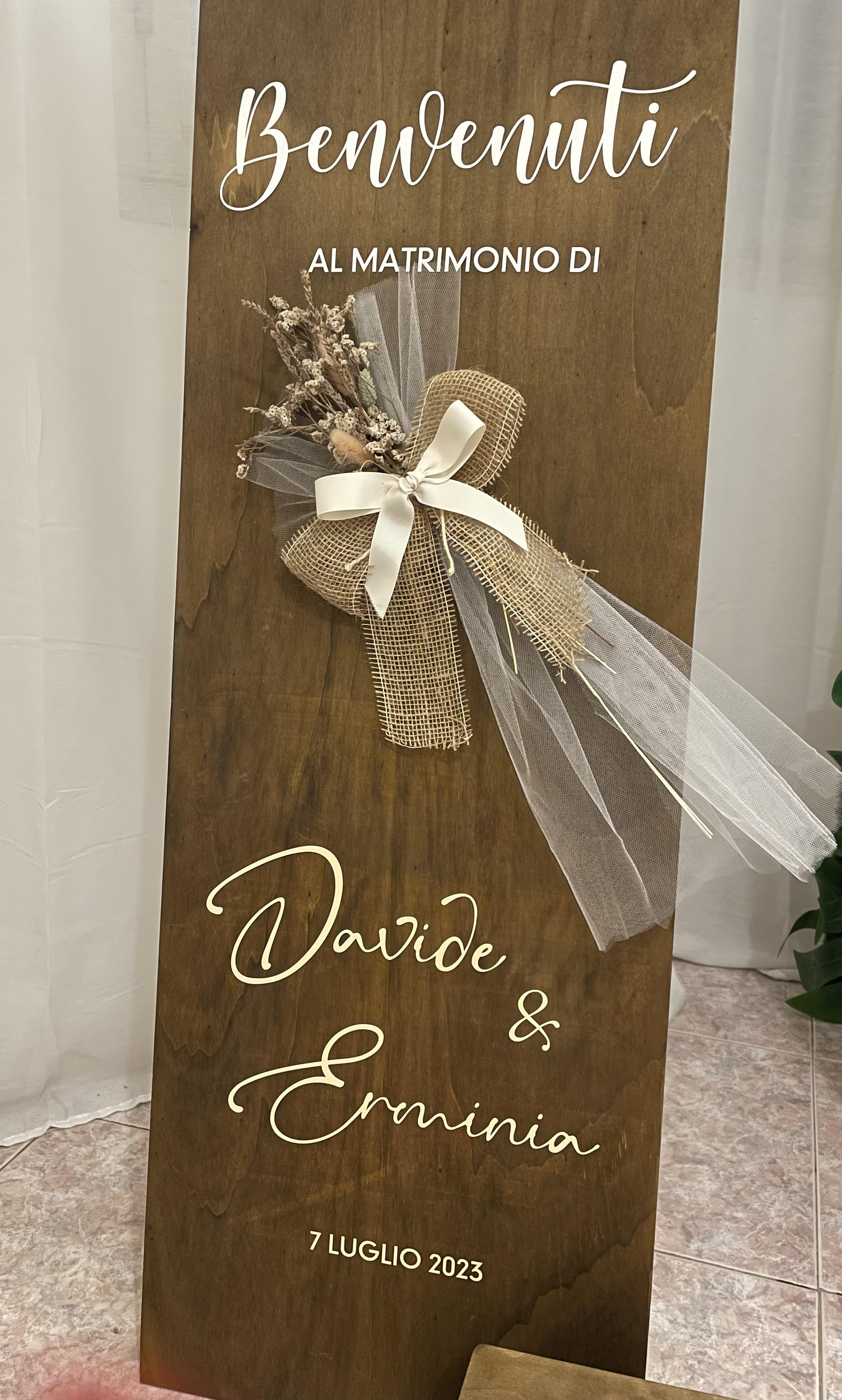 Pannello di benvenuto in legno lavorato  da appoggio a terra