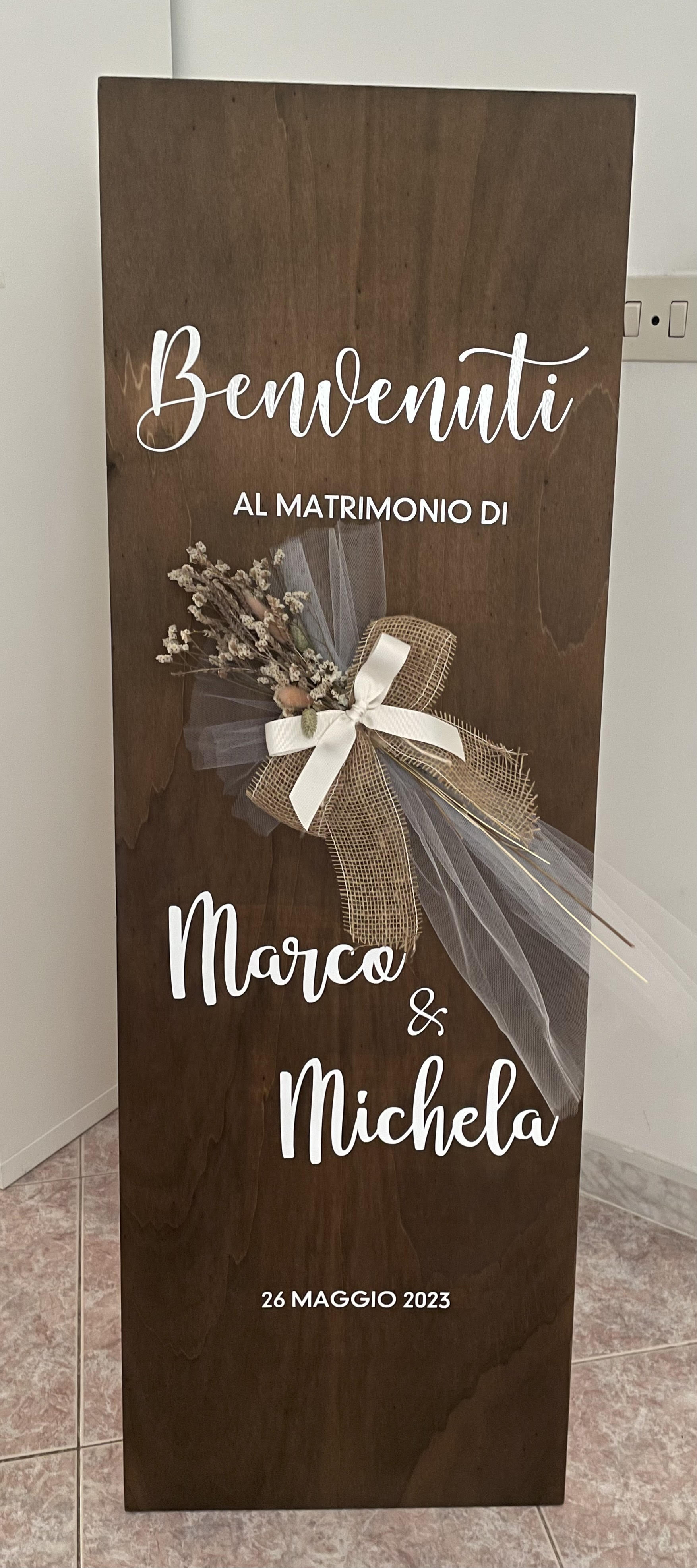 Pannello di benvenuto in legno lavorato  da appoggio a terra