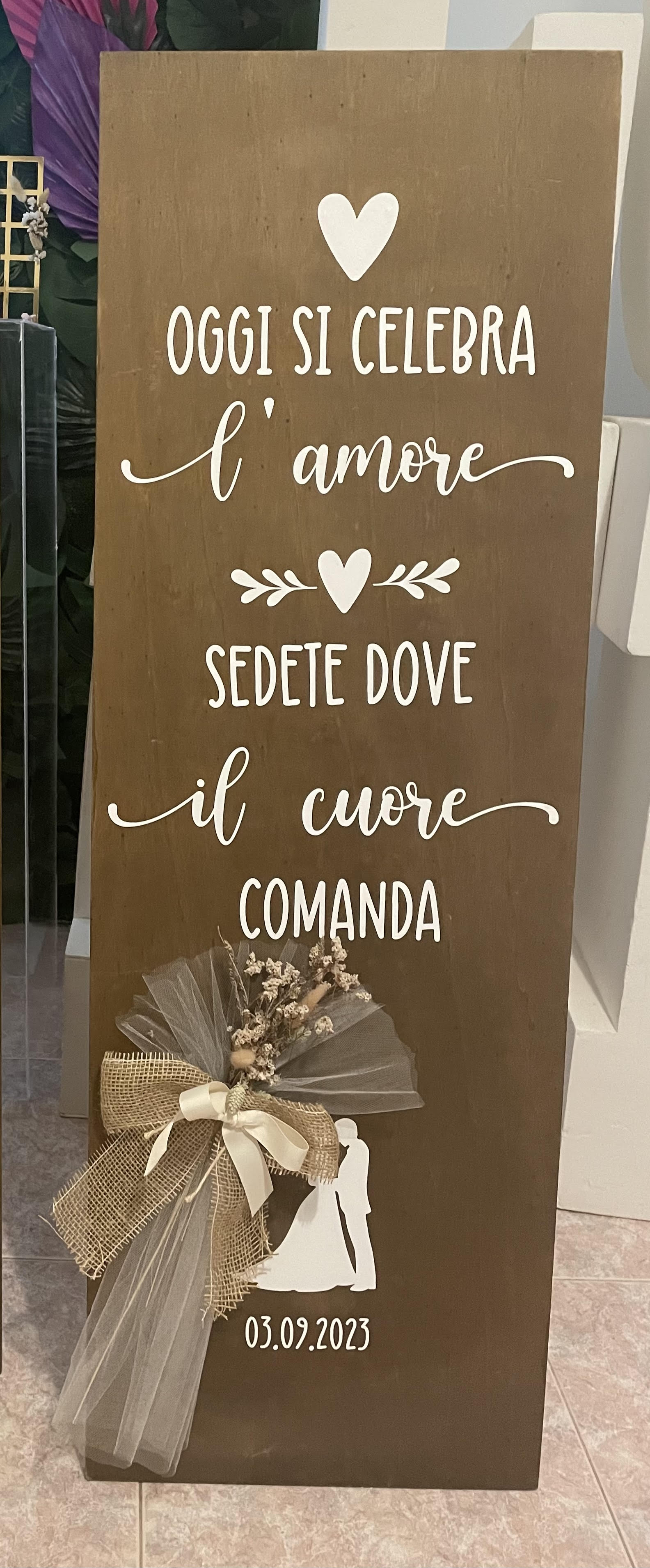 Pannello di benvenuto in legno lavorato con grafica personalizzata