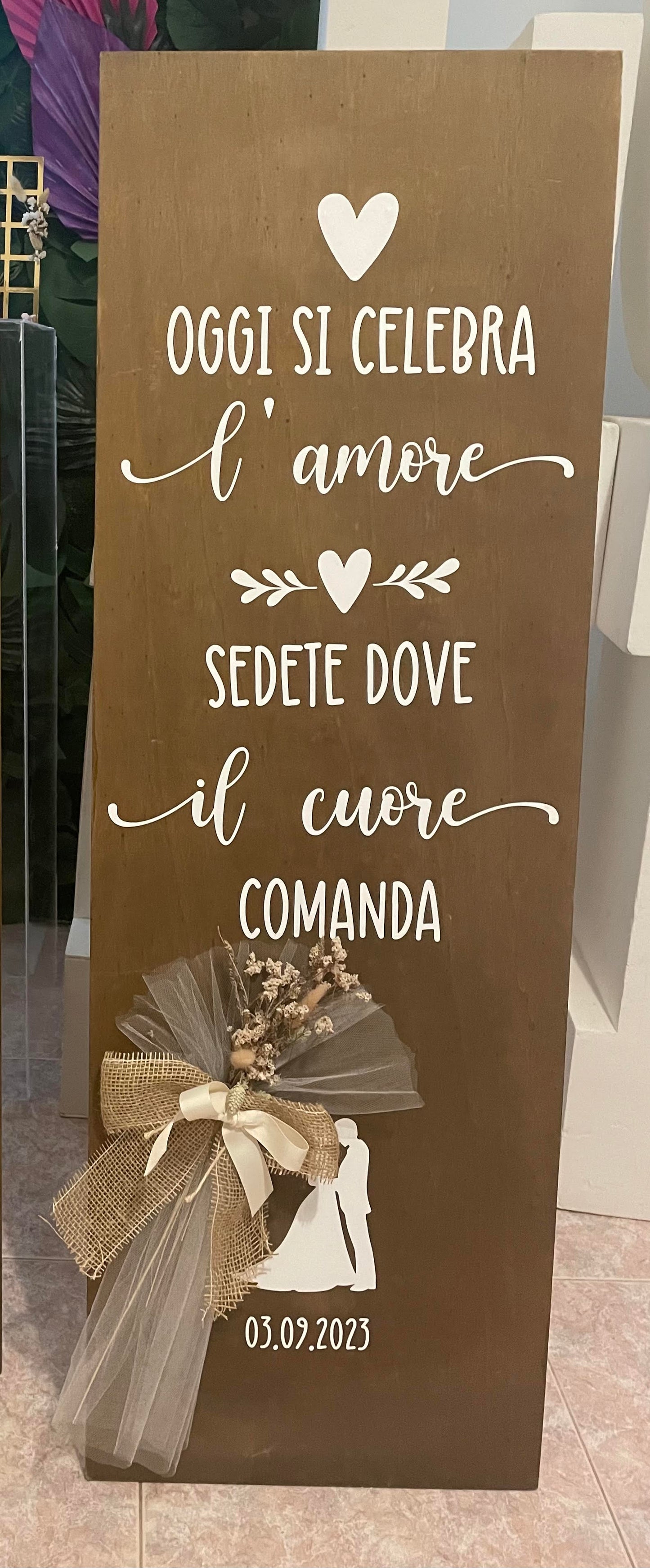 ﻿Pannello di benvenuto in legno lavorato con grafica personalizzata