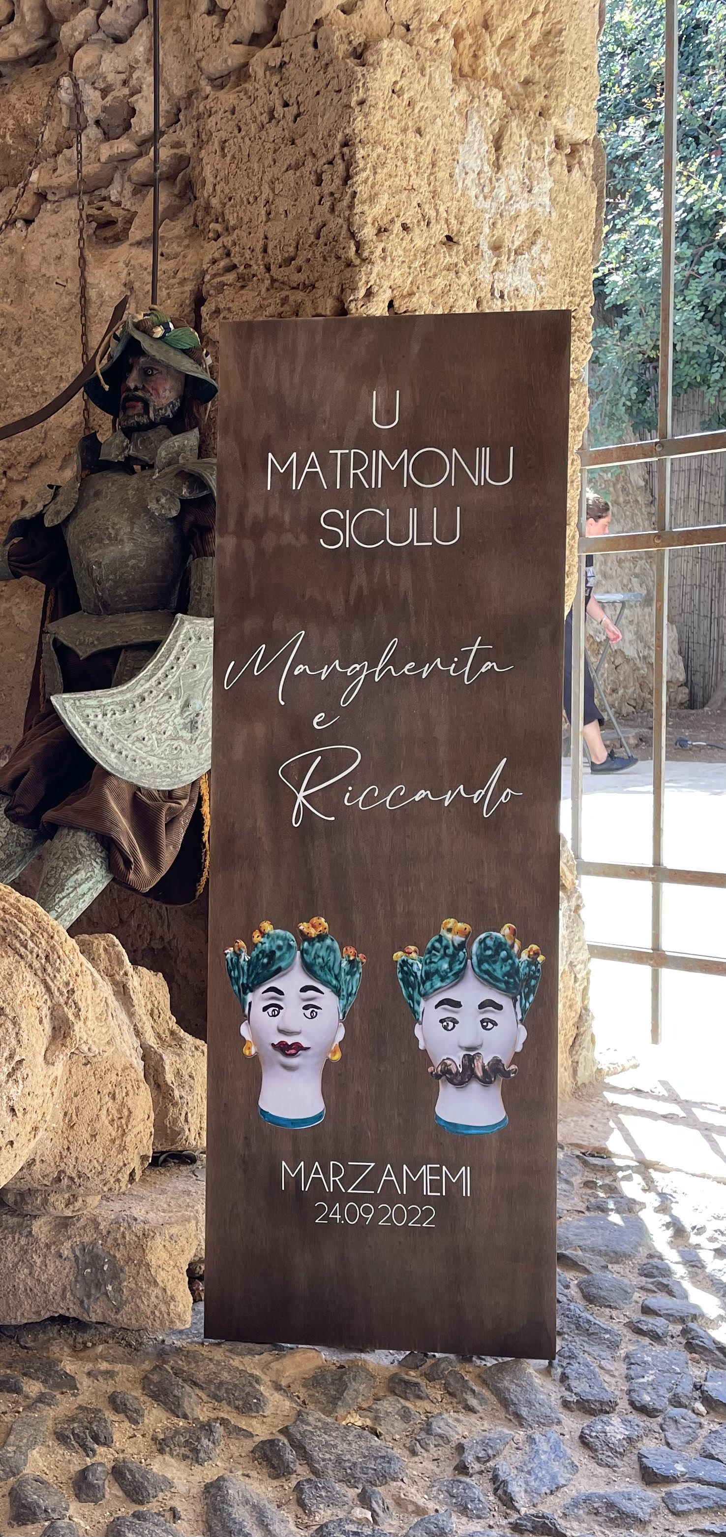 Pannello di benvenuto in legno lavorato con grafica personalizzata