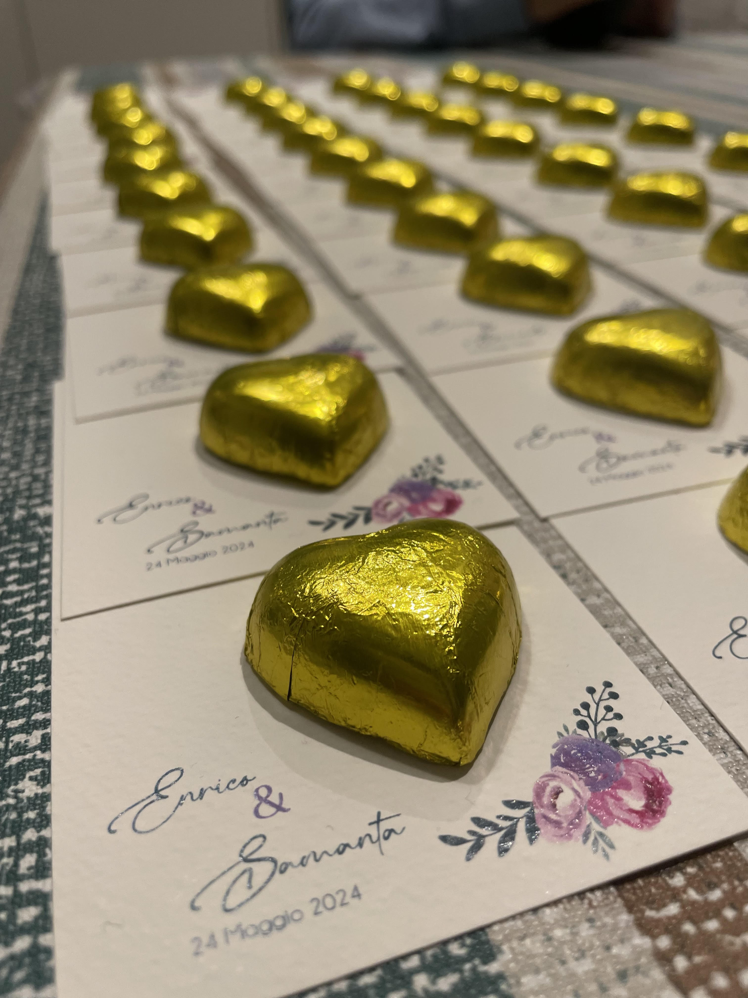 Segnaposto matrimonio con frase personalizzata e cuore di cioccolato.