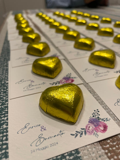 Marcador de posición de boda con frase personalizada y corazón de chocolate.