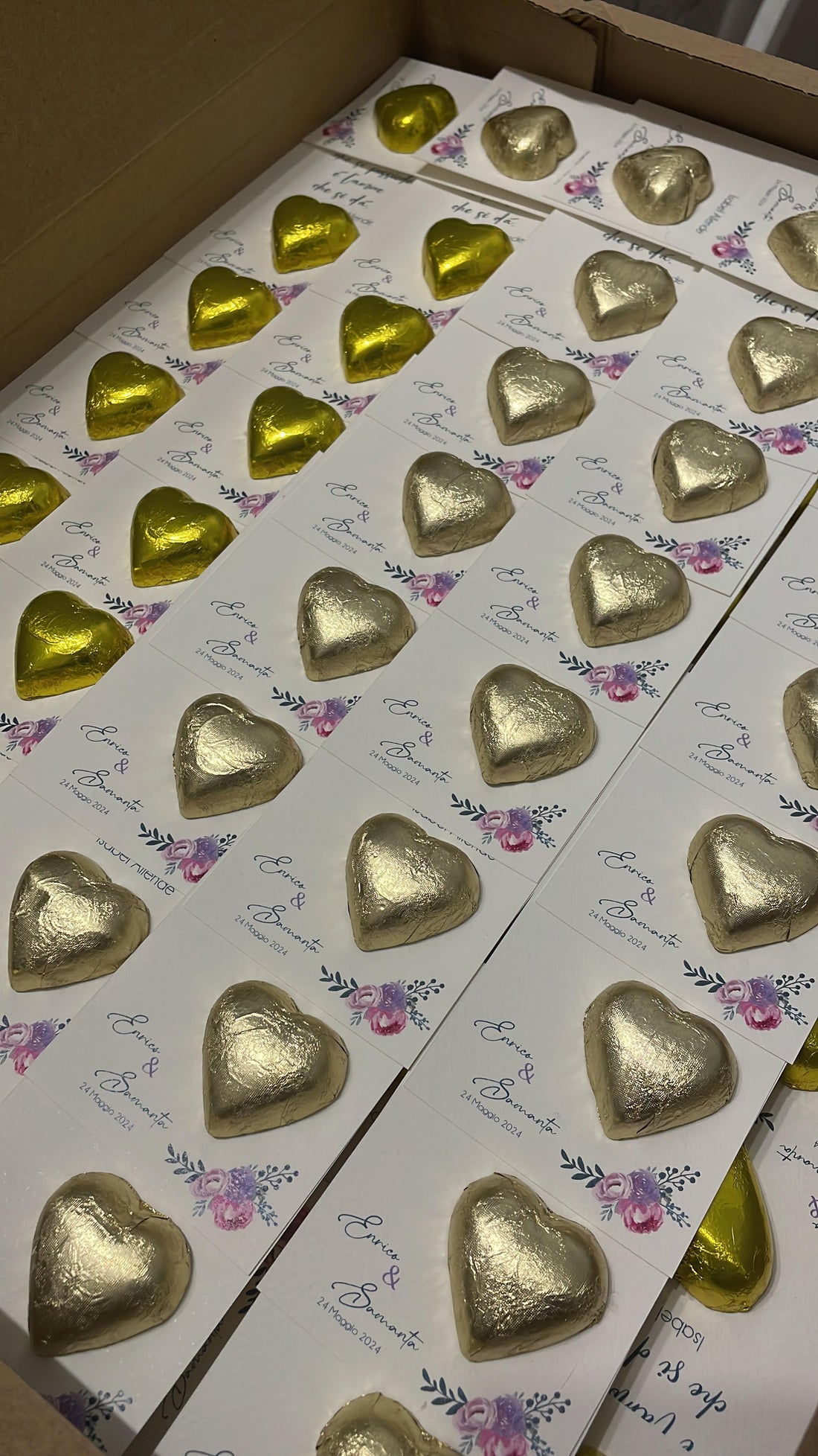 Segnaposto matrimonio con frase personalizzata e cuore di cioccolato.