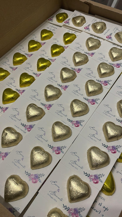 Marcador de posición de boda con frase personalizada y corazón de chocolate.