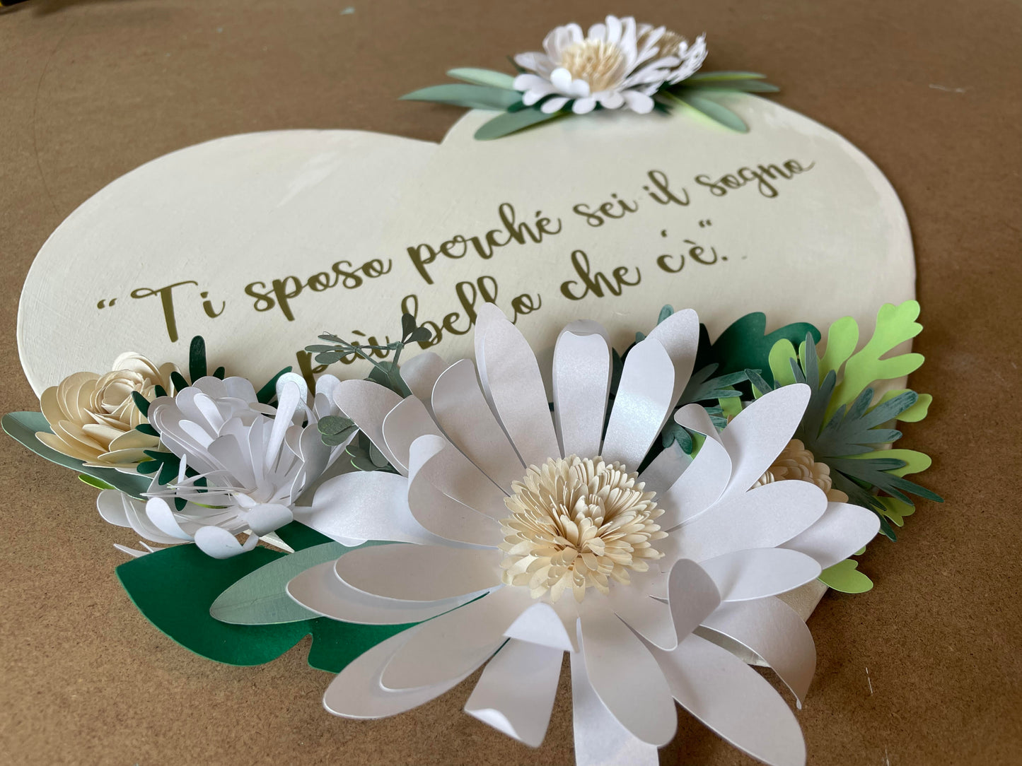 Plato de boda de madera en forma de corazón