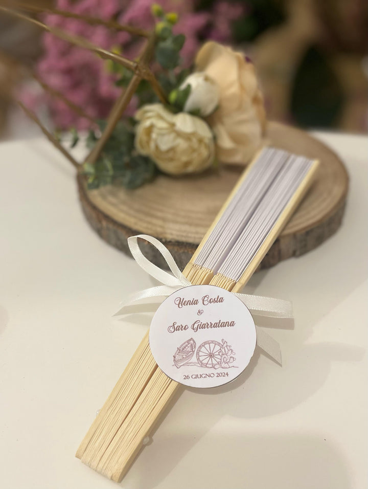 Ventaglio in legno con tag e fiocco